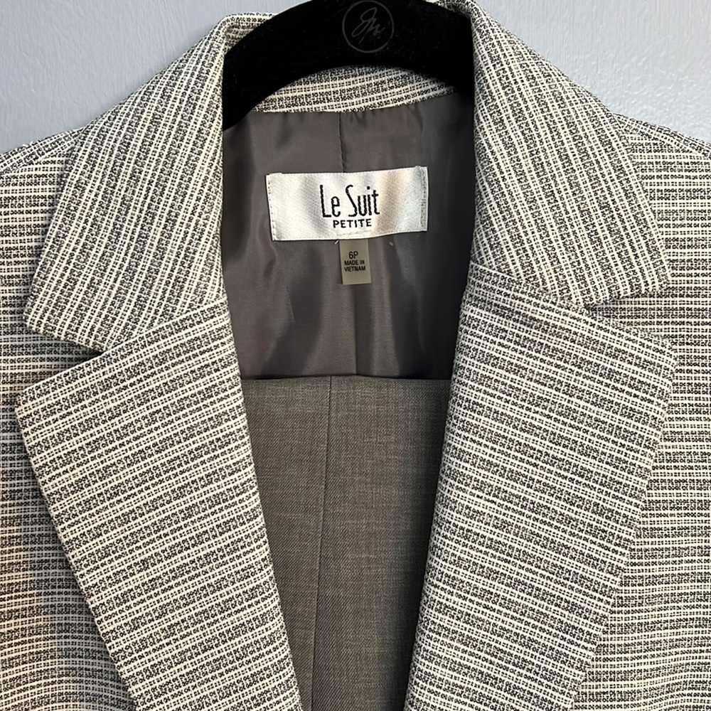 Le Suit 6Petite Gray & White Two-Piece Pant Suit - Picture 2 of 5